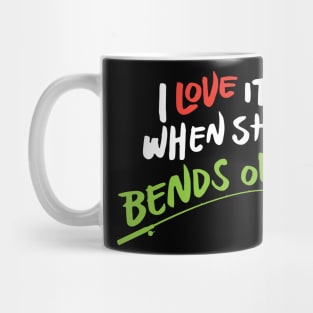 I love it when she bends over - Funny Fishing Mug